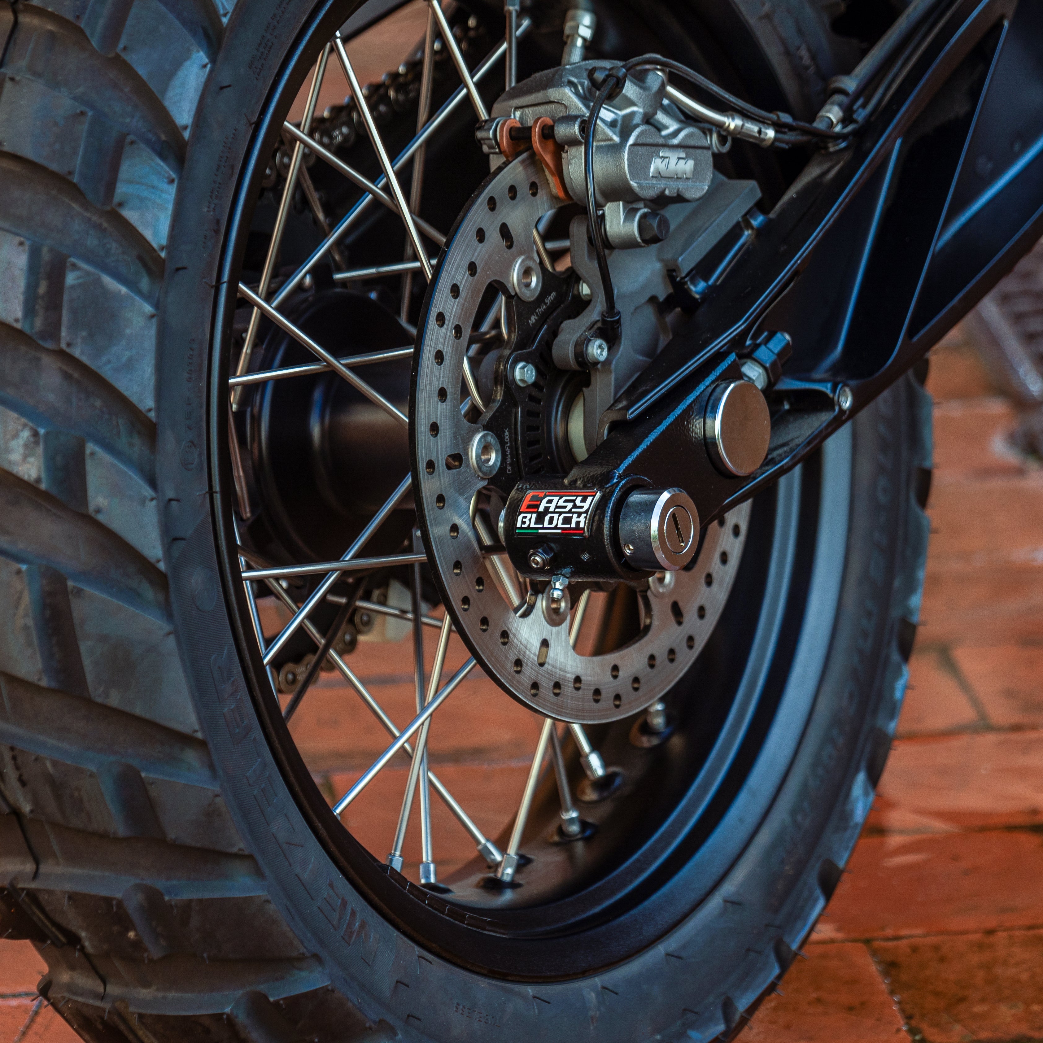 790 Aventure